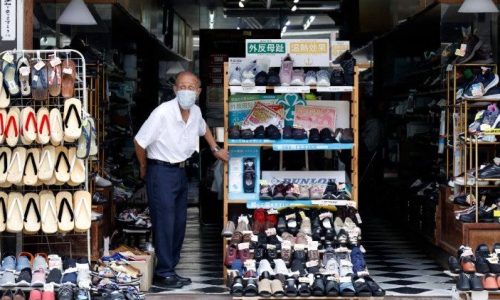 Một người Nhật cao niên tại một tiệm giày  (ANSA)