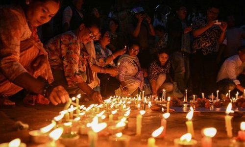 Người dân Nepal tưởng niệm các nạn nhân trận lũ lụt hôm 26/8/2026  (AFP or licensors)