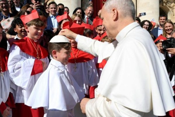 Các thành viên của 'Team 14' gặp gỡ Đức Thánh Cha Lêô tại Roma vào tháng 11/2025 (VATICAN MEDIA)