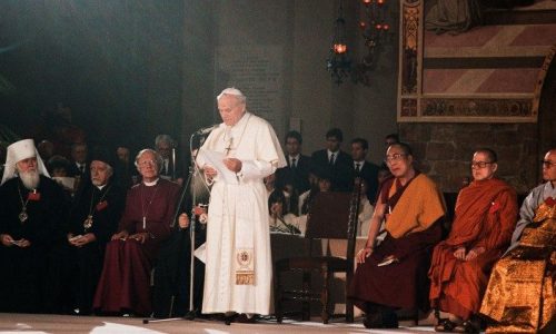Thánh Giáo hoàng Gioan Phaolô II trong buổi cầu nguyện liên tôn tại Assisi năm 1986
